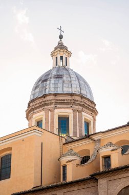Roma 'da tarihi bir kilise kubbesi. Süslü mimarisi ve haçı var.