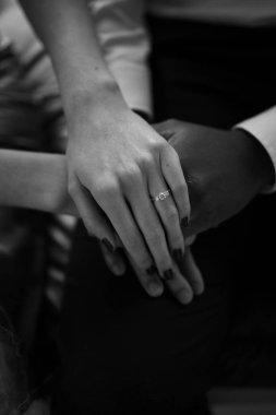 Birbirine dolanmış Eller: Irklar Arası Aşk ve Bağlılığın Sembolü