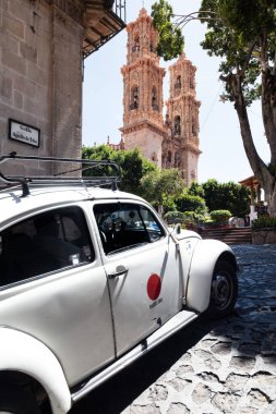 Taxco, Meksika 'daki Beyaz Vosvos böceği ve barrok katedrali.