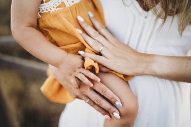 Kapat ellerini anne, küçük kız.