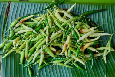 Bir yığın taze biber ve muz yaprağı.