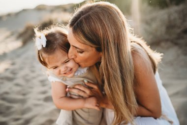 Hamile kadın anne bebek kız plaj gün batımı İspanya öpücüğü