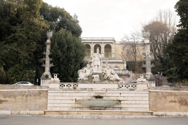 Roma Piazza del Popolo 'daki Fontana della Dea Roma heykeli ve çeşmesi
