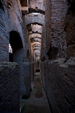 Kolezyum, Roma ve İtalya 'daki karanlık yeraltı geçidi.