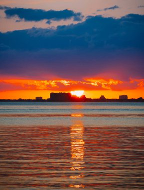 Günbatımını okyanus renklerine yansıtır