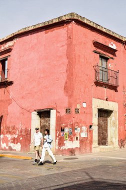 Oaxaca, Meksika. Oaxaca şehrinin tarihi merkezinde yürüyen turistler