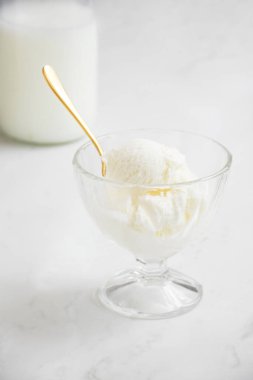 Vanilyalı dondurma yenmeyi bekliyor.