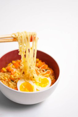 Sebzeli şehriye çorbası ve bir dilim yumurta.