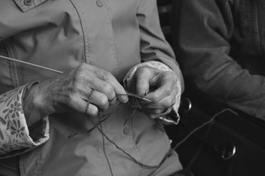 Yaşlı Eller Dikkatli Örgü Örüyor