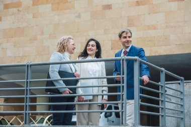 İş kadını meslektaşlarına bir şey açıklarken işaret ediyor