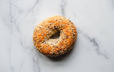 Beyaz mermer zemine karşı simit her şeyin üst görünümü.