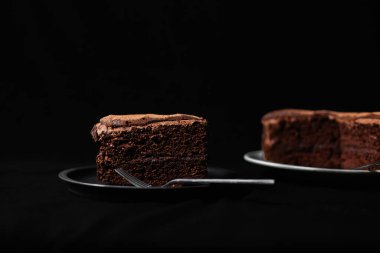 Yağlı çikolatalı pasta dilimi