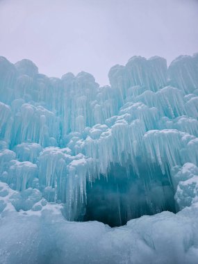 Buzdan kale oluşumlarının ortasında bir mağara bulundu.