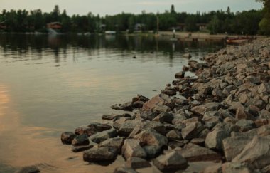 Kamp yaparken Rocky Shore gölde