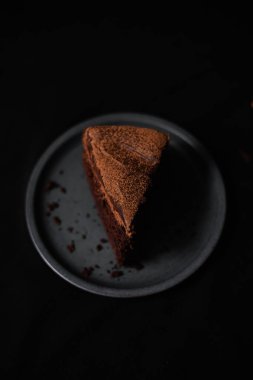 Kakao tozlu bir dilim çikolatalı pasta.