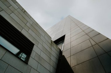 Mimari alüminyum panel tasarımına bakıyorum.