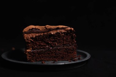 Yağlı çikolatalı pasta dilimi