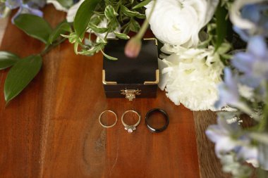 Alyanslara ve damadın bandosuna bakıyorum.