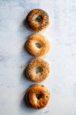 Yukarıdan gelen dört çeşit simit satırı.