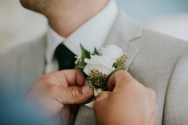 Takan beyaz gül düğün yaka çiçeği