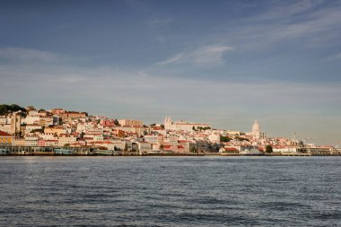 Lisbons Tarihi Tepe ve Rıhtım Önü 'nün Panoramik Görünümü.
