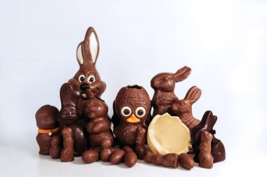 Paskalya çikolatalı yumurtaları, tavşanlar ve tavuklar