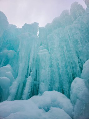 Karmaşık buz sarkıtları ile yüksek mavi buz oluşumları