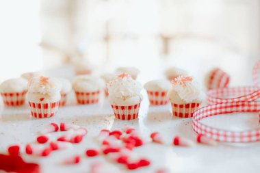 Gingham 'da, kırmızı ve pembe şekerli Sevgililer Günü kekleri.