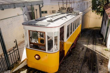 Lizbon Sokağındaki Tarihi Sarı Tramvay