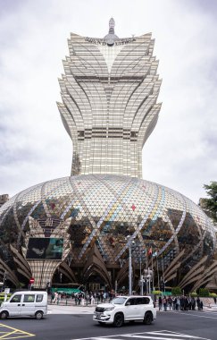 Grand Lisboa binası alçak bir açıdan çekilmiş.