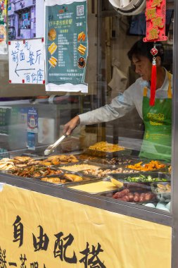 Macau 'da sokak yemeği satan bir Çinli.