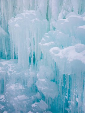 Artan buz sarkıtları ve soğuk dokuları ile narin buz oluşumları