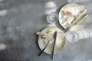 Taze orkide çiçekli masa ayarları