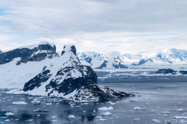 Antarktika manzarası. Antarktika 'nın deniz manzarası. Buzullar,