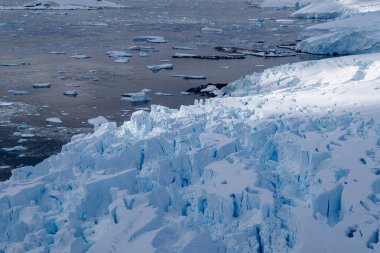 Antarktika manzarası. Antarktika 'nın deniz manzarası. Buzullar,