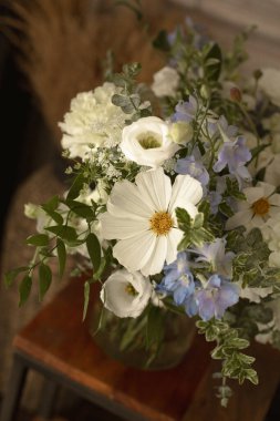 beyaz kozmos ve mor çiçekler düğün düzeninde