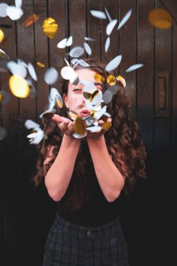 Neşeli Kız, Z Geni Altın ve Gümüş Konfeti 'yi Kameraya Verdi