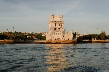 Lizbon 'daki Tagus Nehri üzerindeki Belm Kulesi' nin Sunset Manzarası.