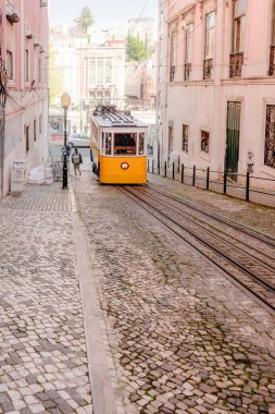 Lizbon kaldırım taşı caddesinde tarihi sarı tramvay