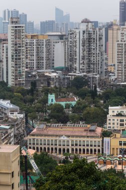 Yüksek açılı, mavi katolik tapınağı olan Macao silueti.