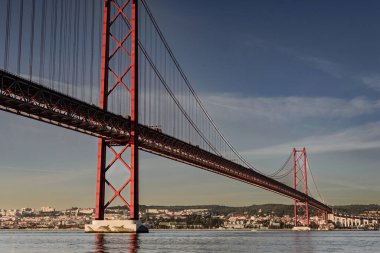 Lizbon 'daki 25 de Abril Köprüsü Tagus Nehri' ni kaplıyor