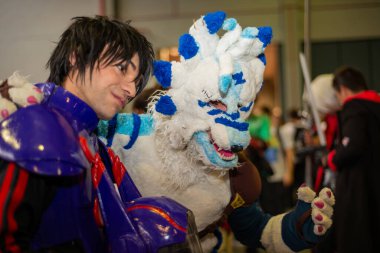 İki kişi bir toplantıda kostüm giyecek.