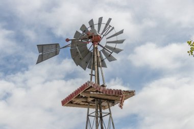 Bulutlu Gökyüzüne Karşı Kırsal Yel Değirmeni
