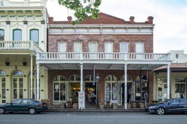 Old Waterfront Sacramento, CA 'da cadde boyunca dükkanlar