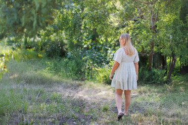 # Yeşil ormanda yürüyen Sundress 'li kız #