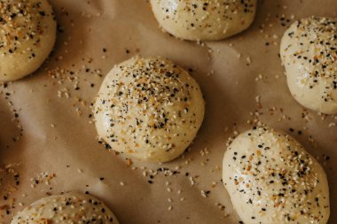 Ekşi hamurlu çörekler ve baharatlı simit manzarası.