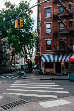 Güneşli bir öğleden sonra Manhattan 'da Küçük İtalya sokakları