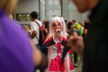 Kostümlü bir kadın fotoğraf çekiyor.