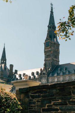 Georgetown Üniversitesi 'nin tarihi mimarisi açık bir blu altında