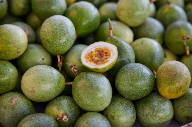 Piyasadaki Yeşil Tutku Meyvesi 'nin yakın plan görüntüsü